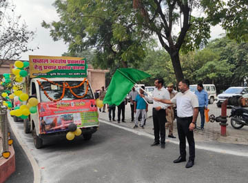 डीएम द्वारा फसल अवशेष प्रबंधन/पराली न जलाने के सम्बन्ध में जन जागरूकता हेतु प्रचार वाहनों को हरी झंडी दिखाकर किया गया रवाना।