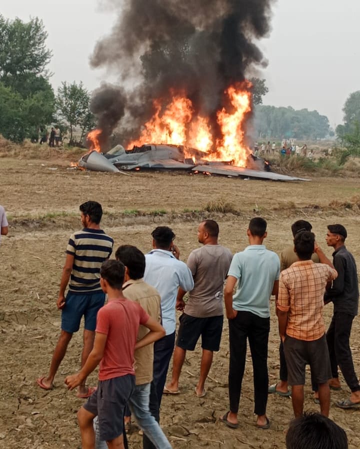 आगरा के कागारौल में एक विमान क्रैश हो गया। दो किलोमीटर दूर गिरे पायलट और उसका साथी