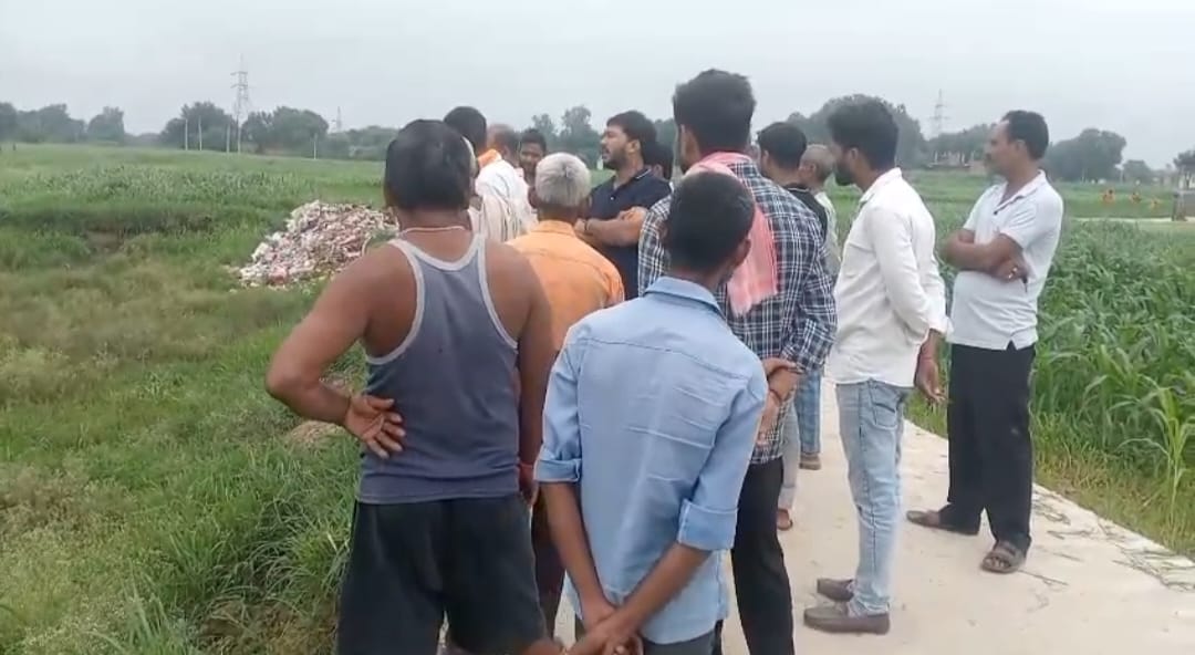 किसान के खेत में कचरा गिराने को लेकर नगर पंचायत कर्मचारियों व किसान से हुआ कहासुनी।