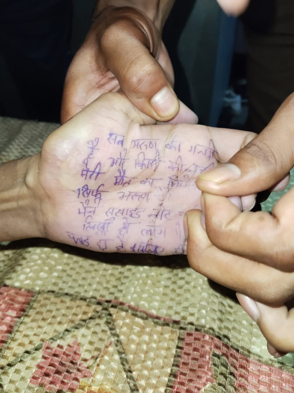 यूपी के अमरोहा जिले में एक छात्रा ने फांसी लगाकर आत्महत्या कर ली